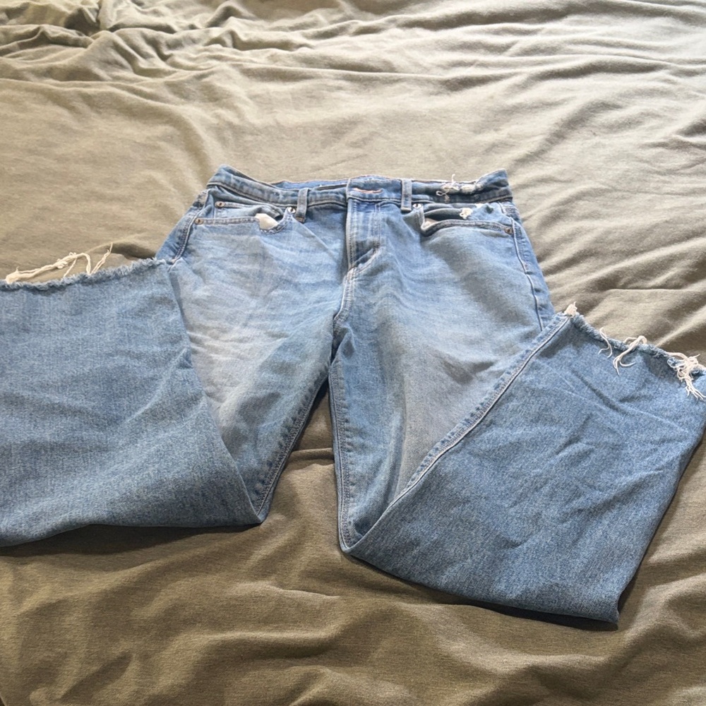 American Eagle highest rise 90s boyfriend jeans
Size 4 short